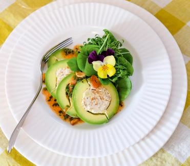 2016-03-gefuellte-avocados-mit-tomaten-knoblauch-vinaigrette